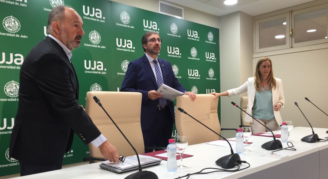 El rector de la Universidad, Juan Gómez (centro), junto a otros miembros del equipo directivo.