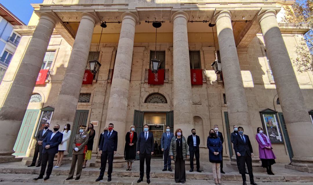 El Consell al completo, junto con otros cargos institucionales, posan a la entrada de la gala en el Teatro Principal de Alicante