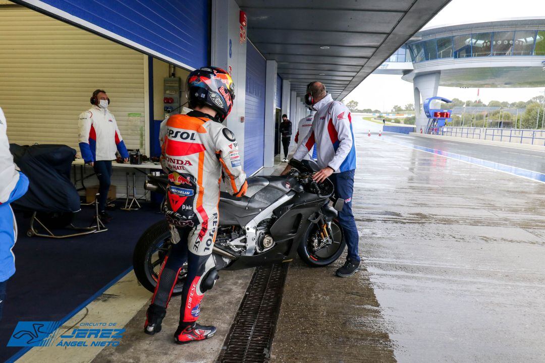 La lluvia marca la primera jornada de entrenamientos