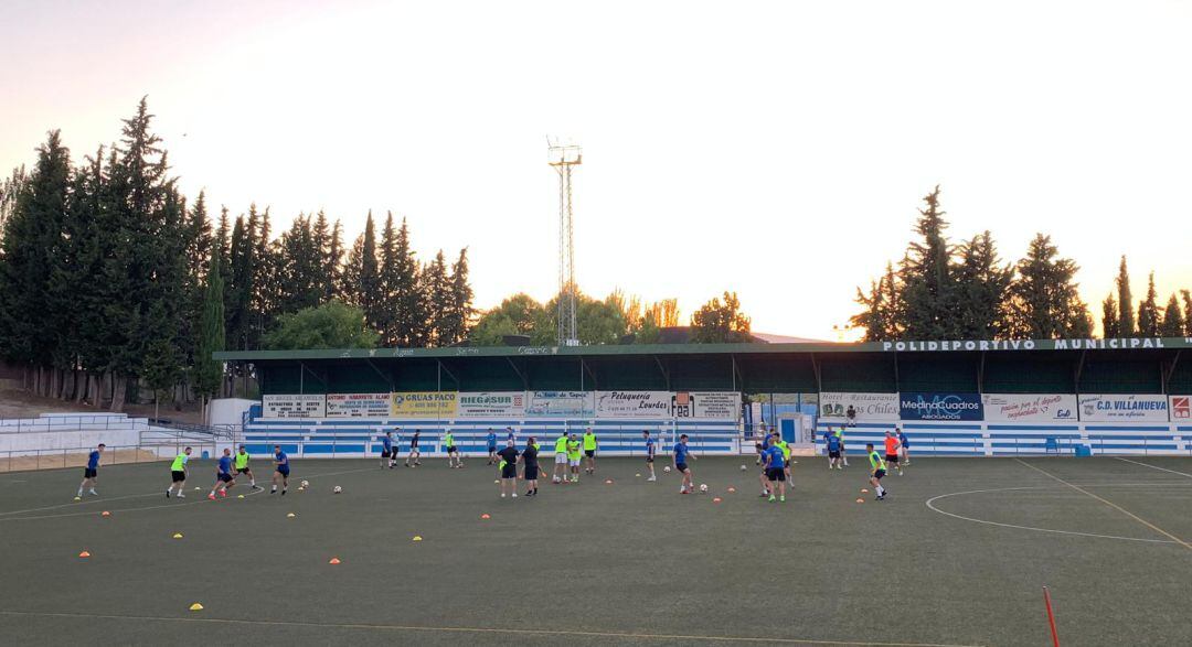 Los jugadores del CD Villanueva entrenándose en el Estadio de San Blas.