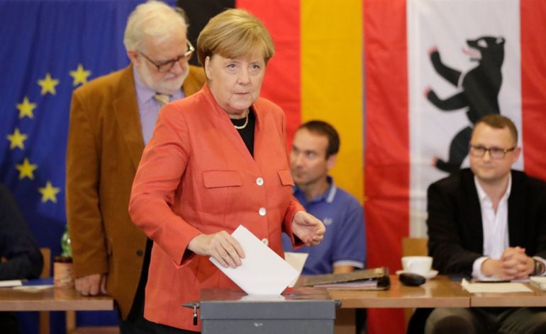 Angela Merkel ha acudido a votar a las 14:30