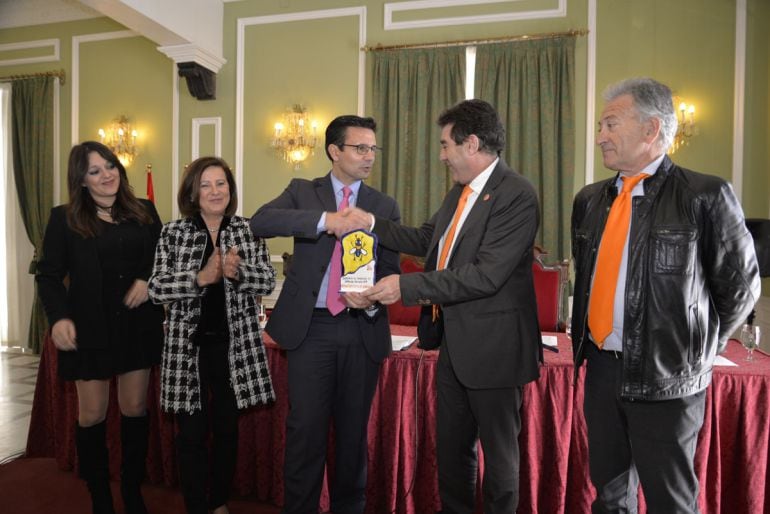 Entrega del reconocimiento social al Ayuntamiento de Granada