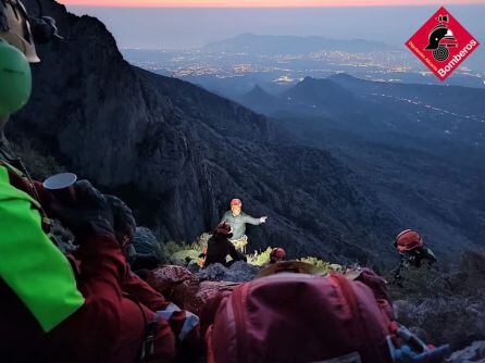 Los especialistas del GER durante el rescate de más de 18 horas en el Puig Campana de Finestrat