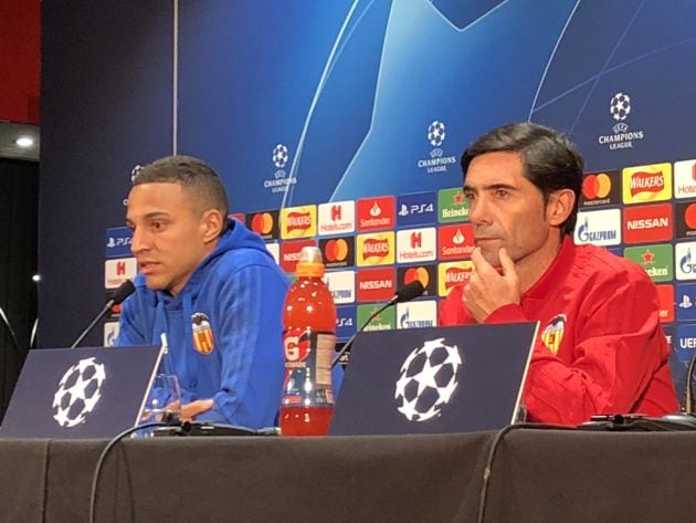 Rodrigo y Marcelino, en un escenario Champions League: Old Trafford.