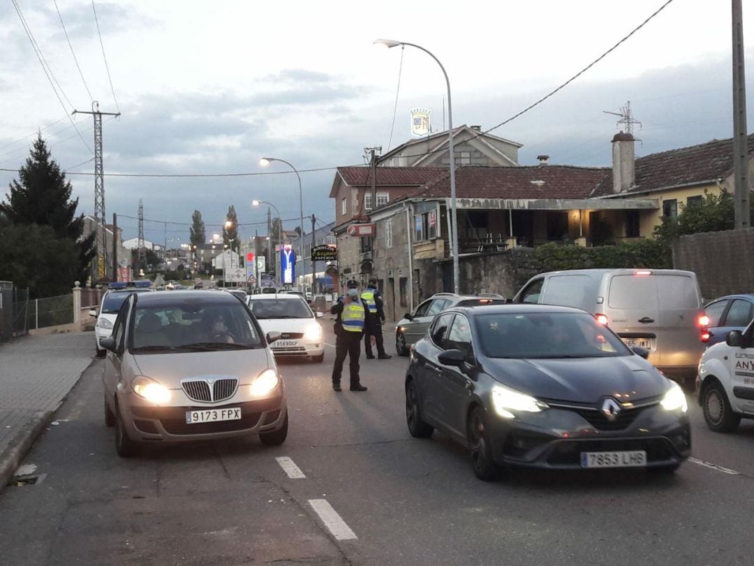 La Policía Local controla el cierre perimetral de Pontevedra en la Avenida de Lugo