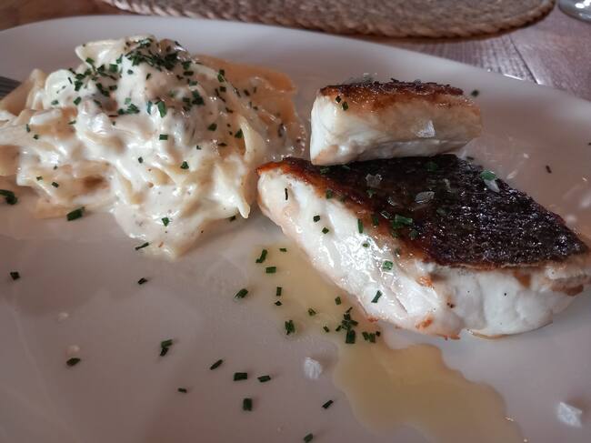 Lomitos de lubina con cintas de pasta y salsa de almejas