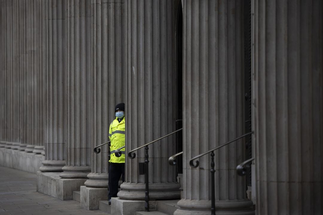 Un vigilante, bajo la fachada del Banco de Inglaterra, en Londres.