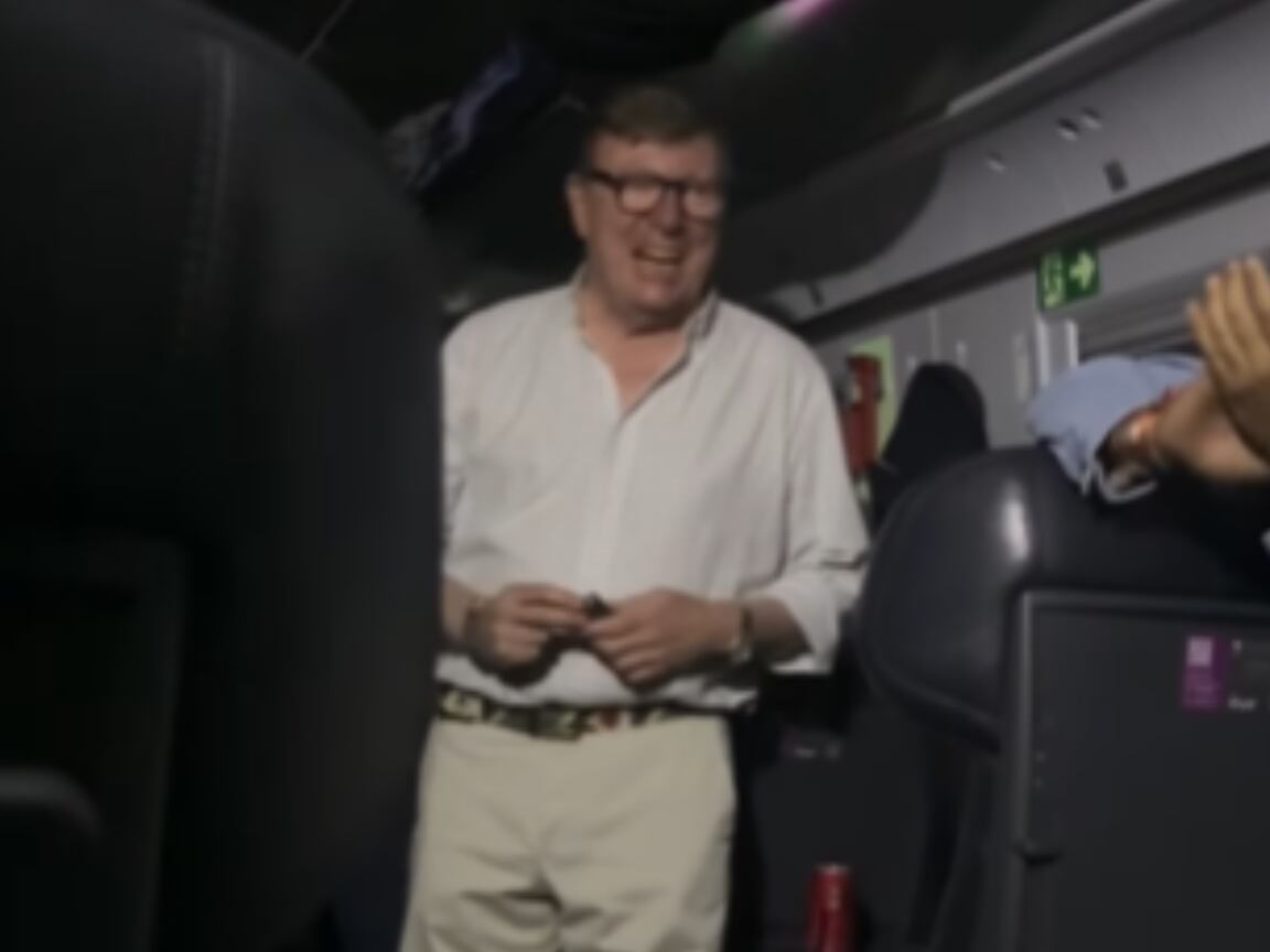 César Cadaval canta en el AVE Madrid-Sevilla atrapado por el robo de cable.