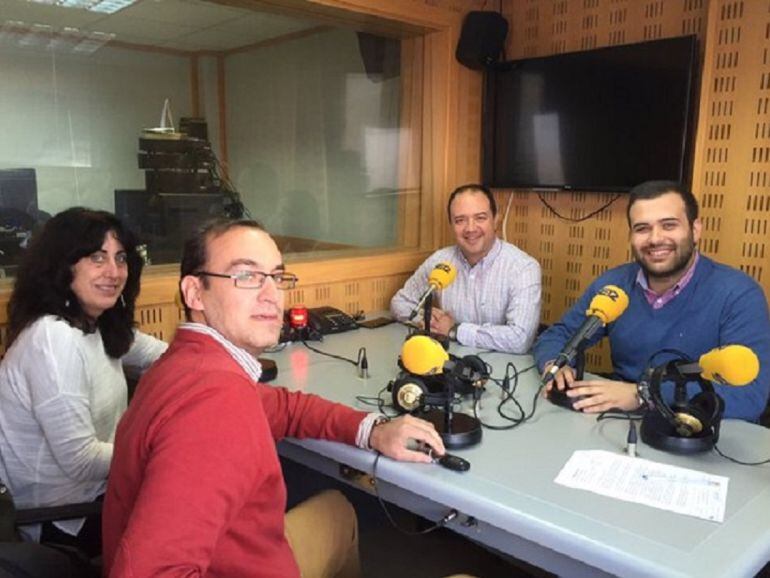 Los portavoces en plena tertulia. Ante los micrófonos de SER Cáceres se fraguó el acuerdo ratificado posteriormente en el pleno