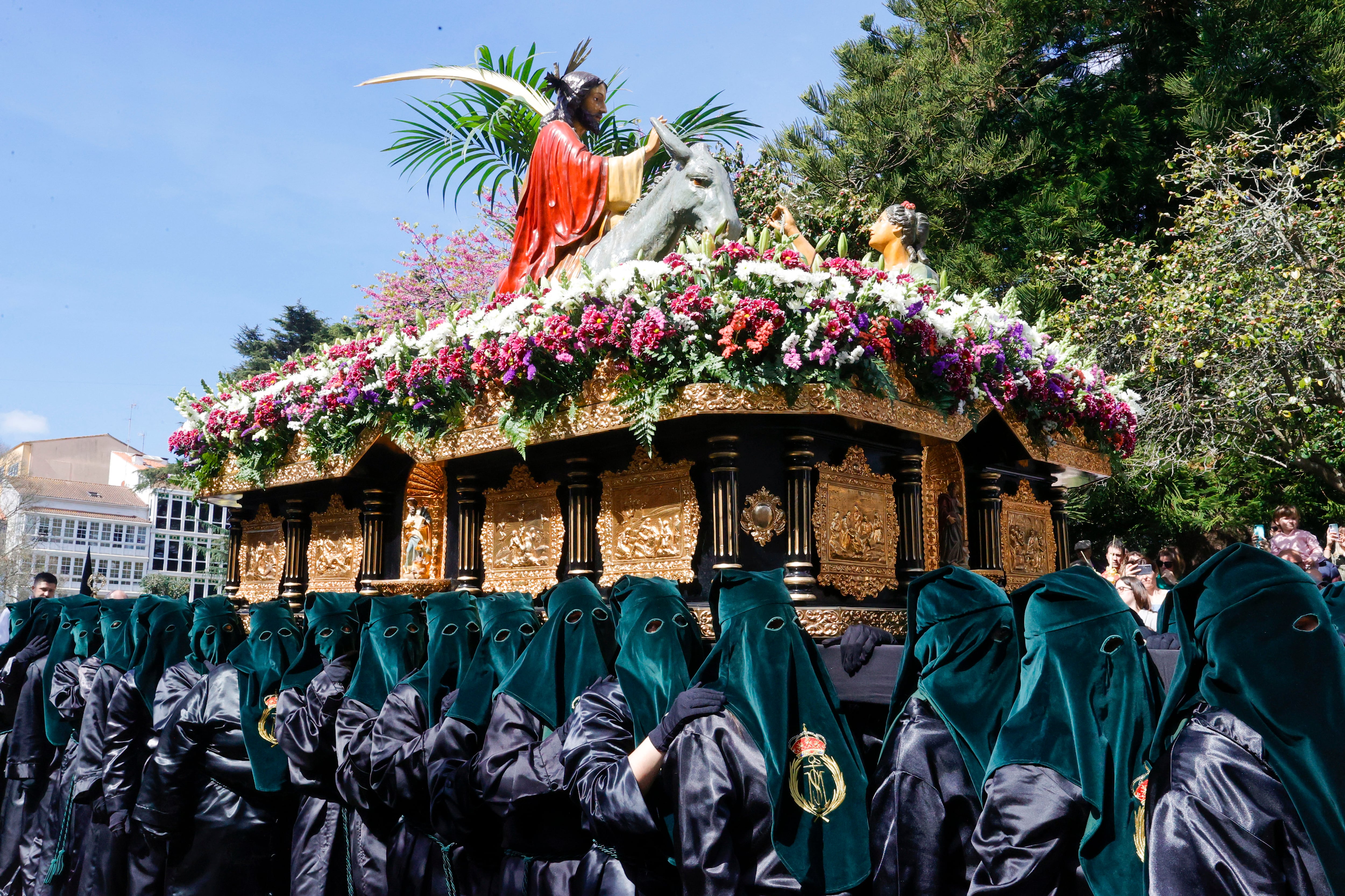 FERROL, 02/04/2023.- Vista de la procesión de la Borriquita este Domingo de Ramos en Ferrol y donde previamente se ha bendecido los ramos en la plaza de Amboage de la ciudad. EFE/ Kiko Delgado
