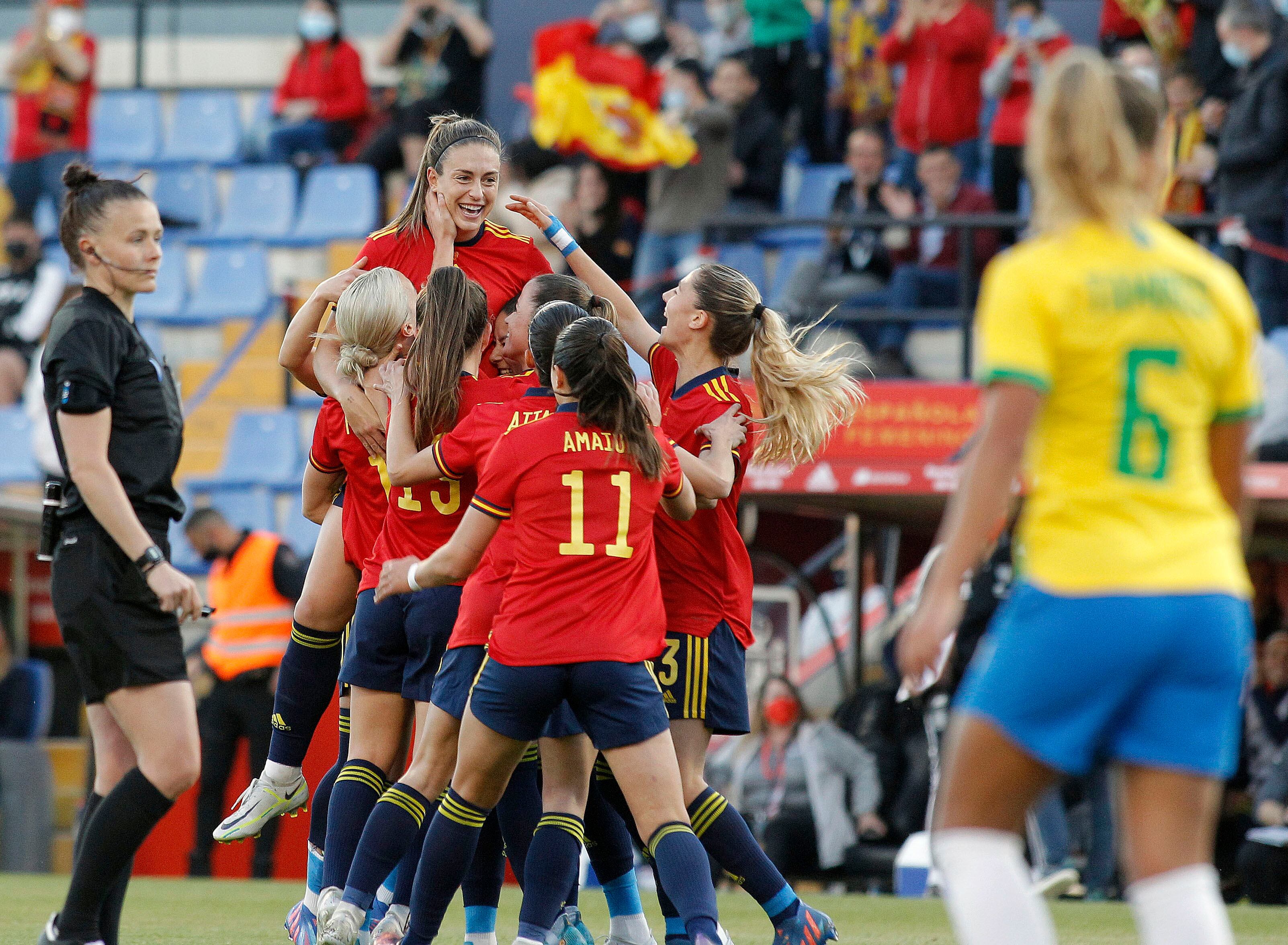 La jugadora de la selección española de Fútbol, Alexia Putellas es felicitada por sus compañeras tras marcar ante Brasil, durante el amistoso que se disputa en el estadio Rico Perez de Alicante.EFE/ Morell