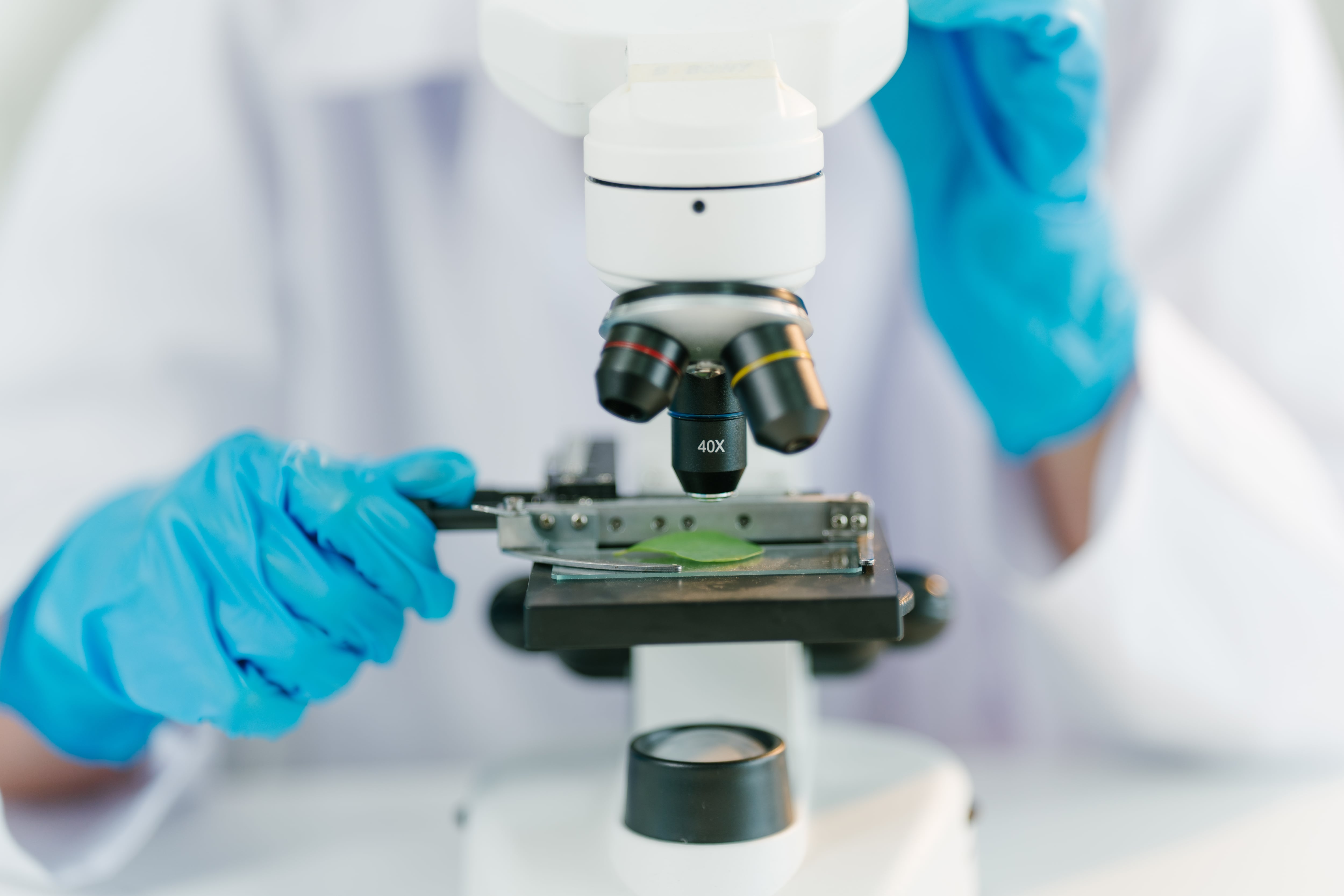 Un hombre en un laboratorio.