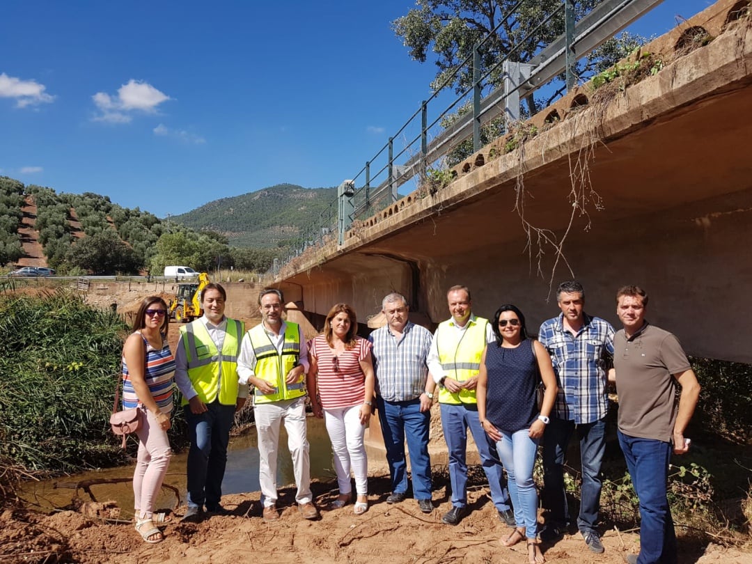 Políticos ante el puente donde ha comenzado la intervención de la A317