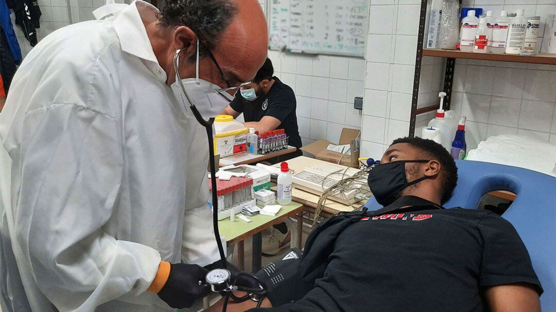 El doctor López Contreras, durante uno de los test realizados a la plantilla