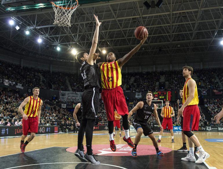 GRA198. BILBAO. 04/01/2015.- El alero estadounidense del FC Barcelona DeShaun Thomas (c. dcha.) entra a canasta ante la defensa del montenegrino Marko Todorovic (c. izqda.) durante el partido de Liga ACB que se disputa esta tarde en el Bilbao Arena. EFE/MIGUEL TOÑA