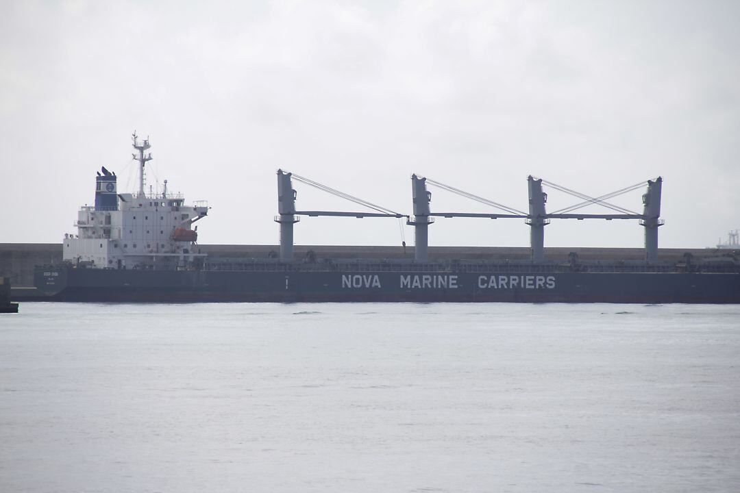 Buque confinado en el puerto de Castellón