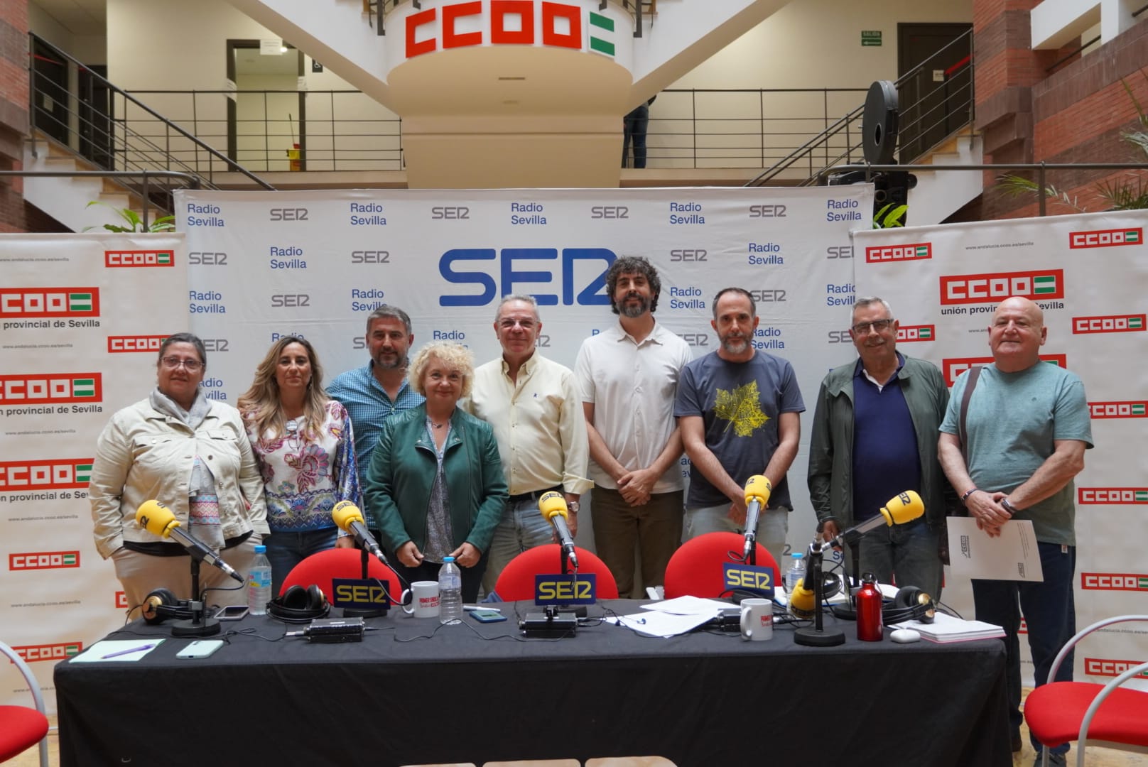 Foto de familia con los participantes en el programa emitido desde la sede de CCOO en Sevilla