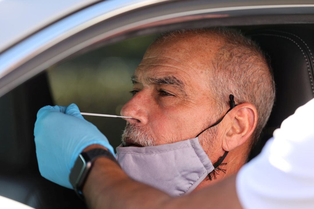 Un hombre sometido a una prueba PCR.