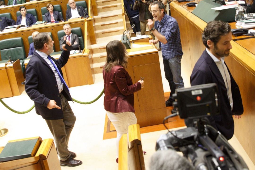 Los parlamentarios del PP increpan al diputado de EH Bildu Julen Arsuaga, durante el debate de este jueves en el Parlamento Vasco.