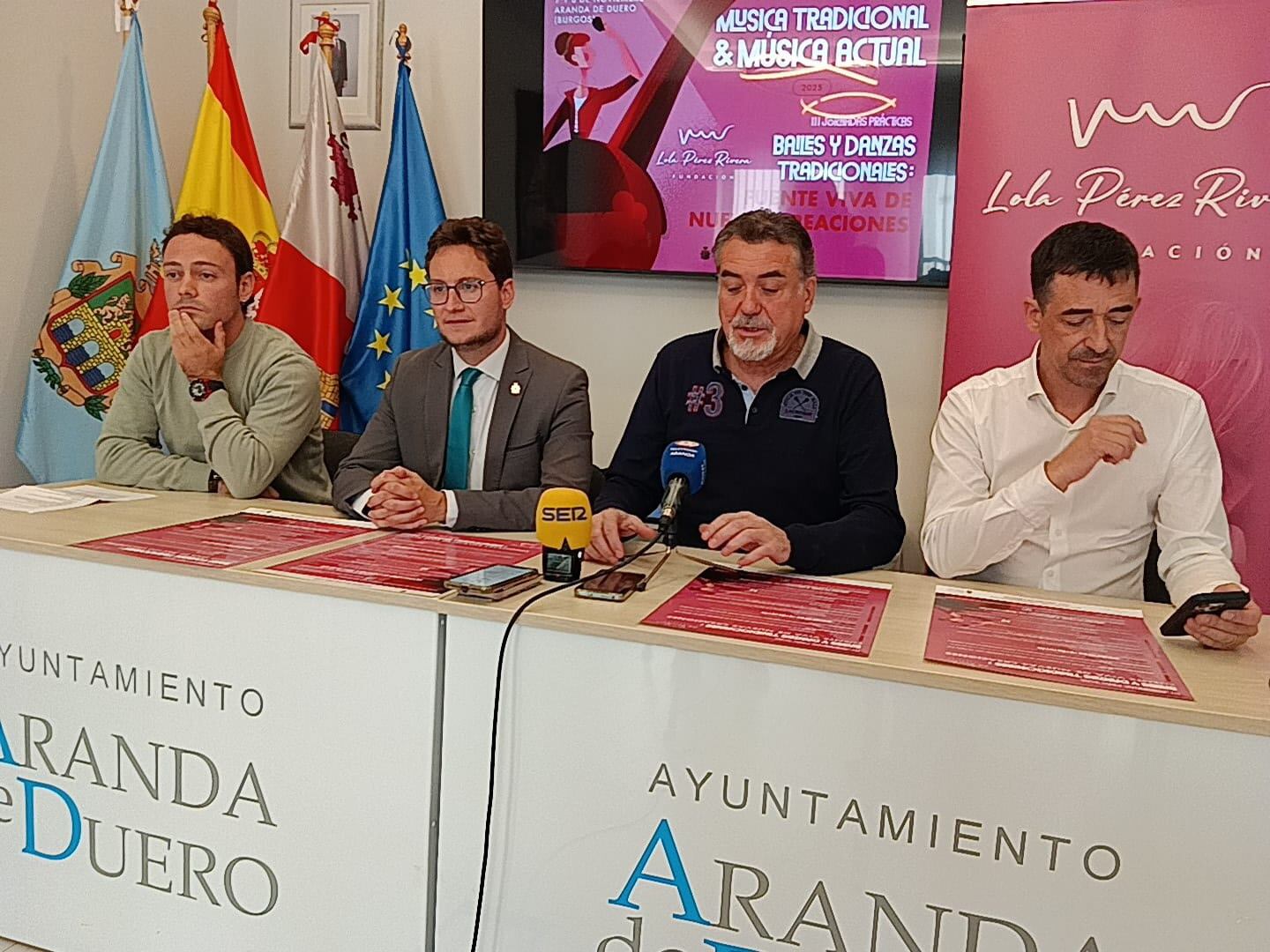 De izquierda a derecha, Antonio Cebas, Antonio Linaje, el concejal de Cultura, José Antonio Fuertes, y Alberto de la Calle
