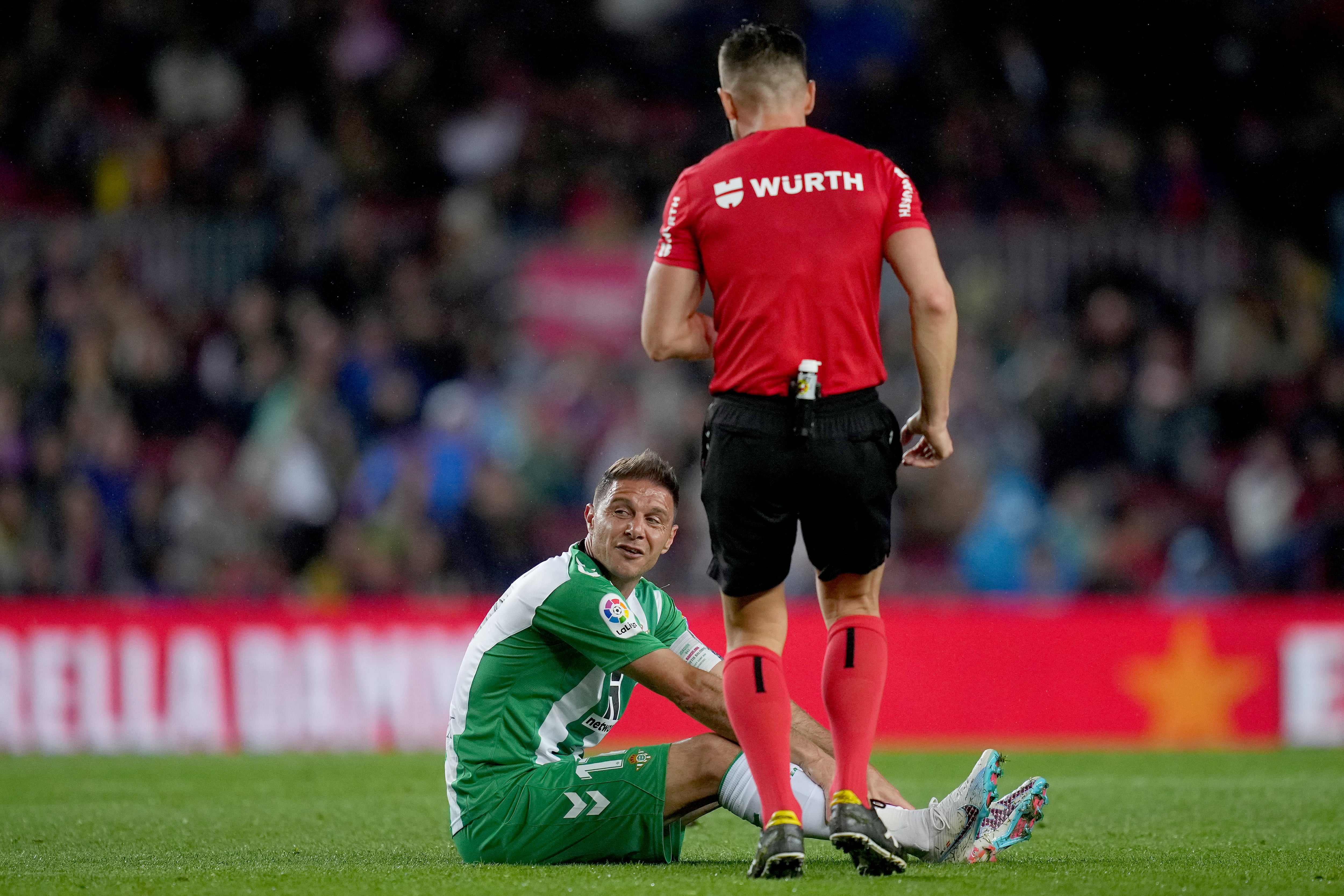 Joaquín se lamenta en el césped del Camp Nou.