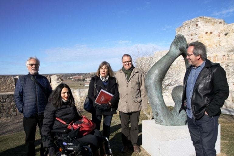 Miembros del Equipo de Gobierno y de la Asociación de Amigos de Baltasar Lobo en la presentación de las nuevas peanas