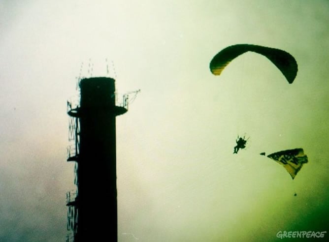 Activista de Greenpeace sobrevolando la central nuclear de Santa María de Garoña, en Burgos.