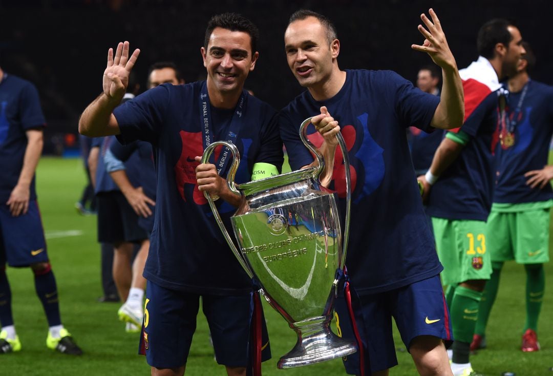 Xavi e Iniesta, con la Champions ganada por el Barcelona en 2015 en la final ante la Juventus.