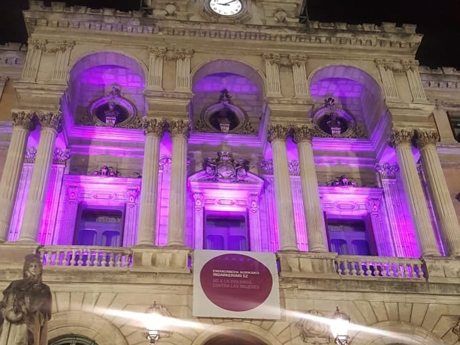 Fachada del ayuntamiento de Bilbao teñida de morado