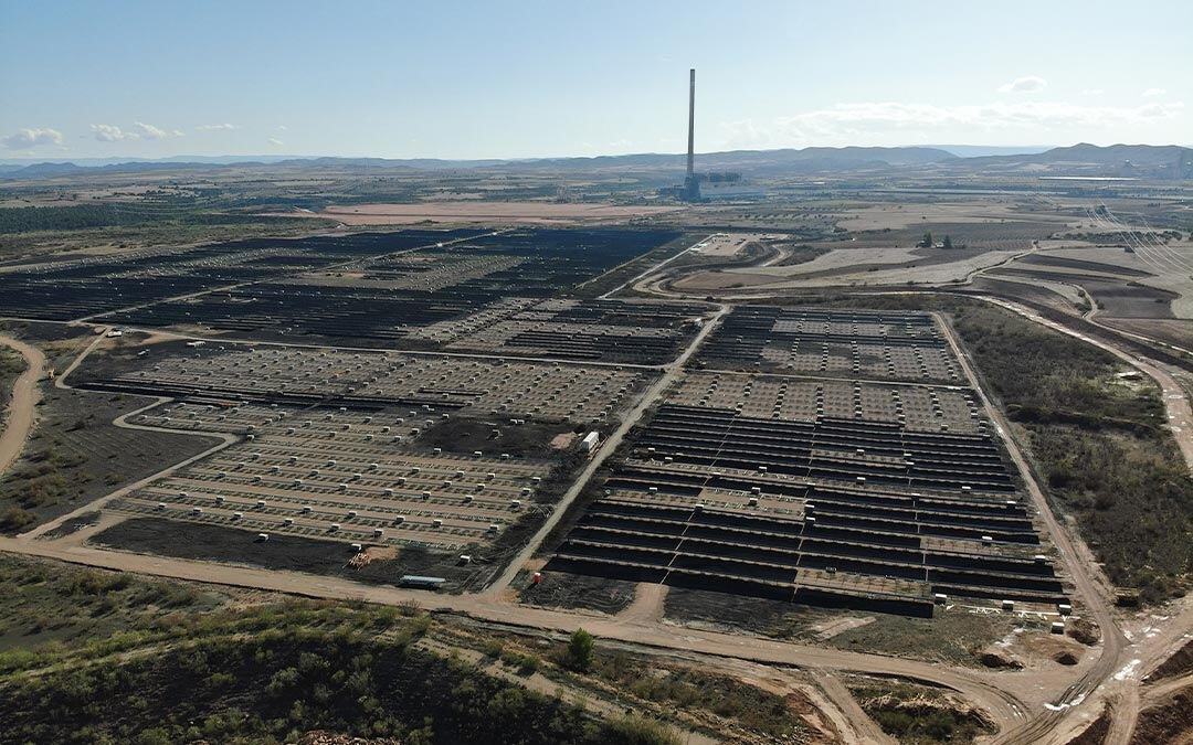 Instalación de placas solares en la Central Térmica de Andorra (Teruel)