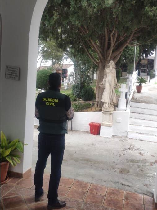 Un agente de la Guardia Civil, de espaldas, en un cementerio de la provincia de Jaén