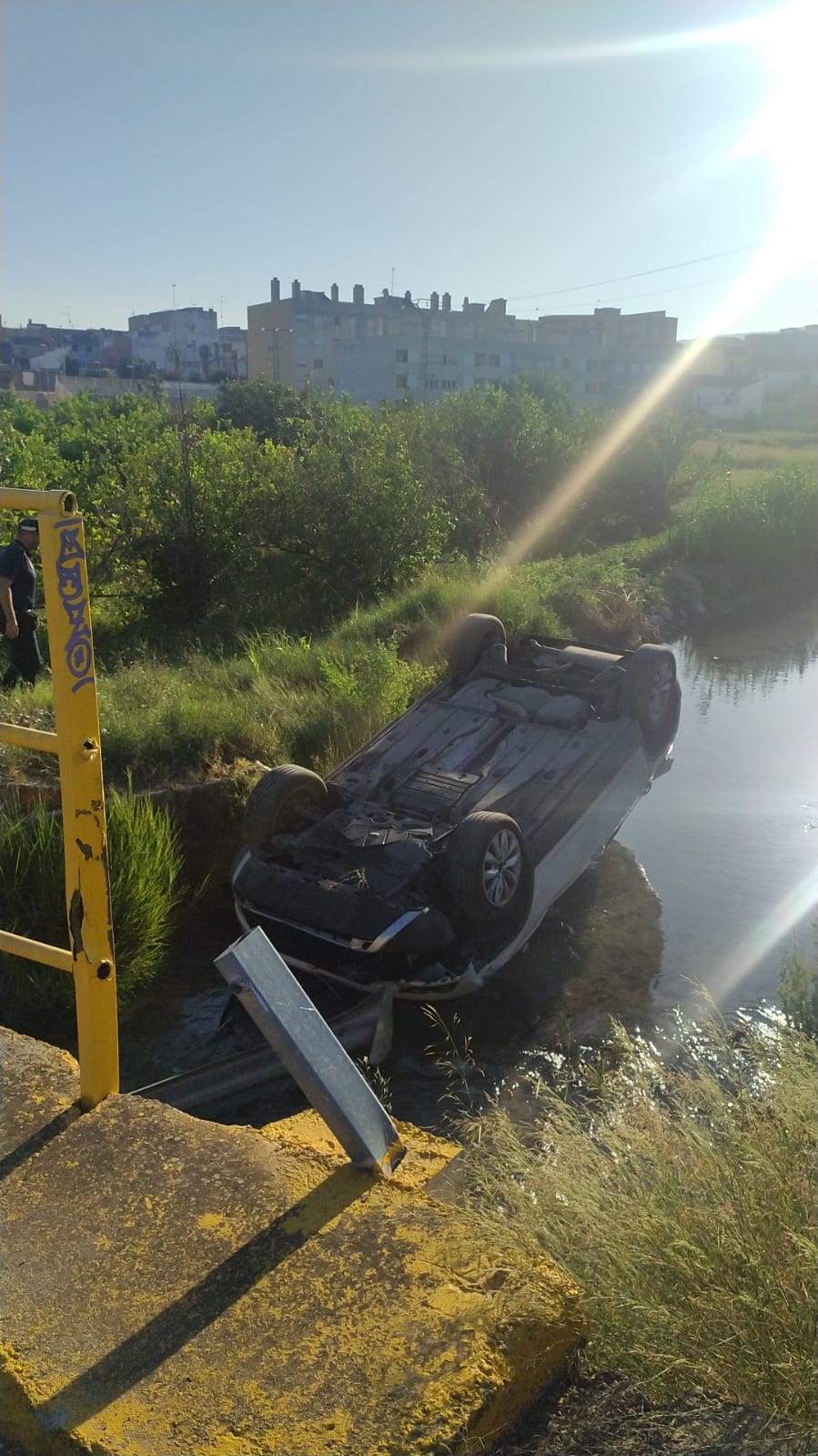 Coche volcado sobre el Riu Sants