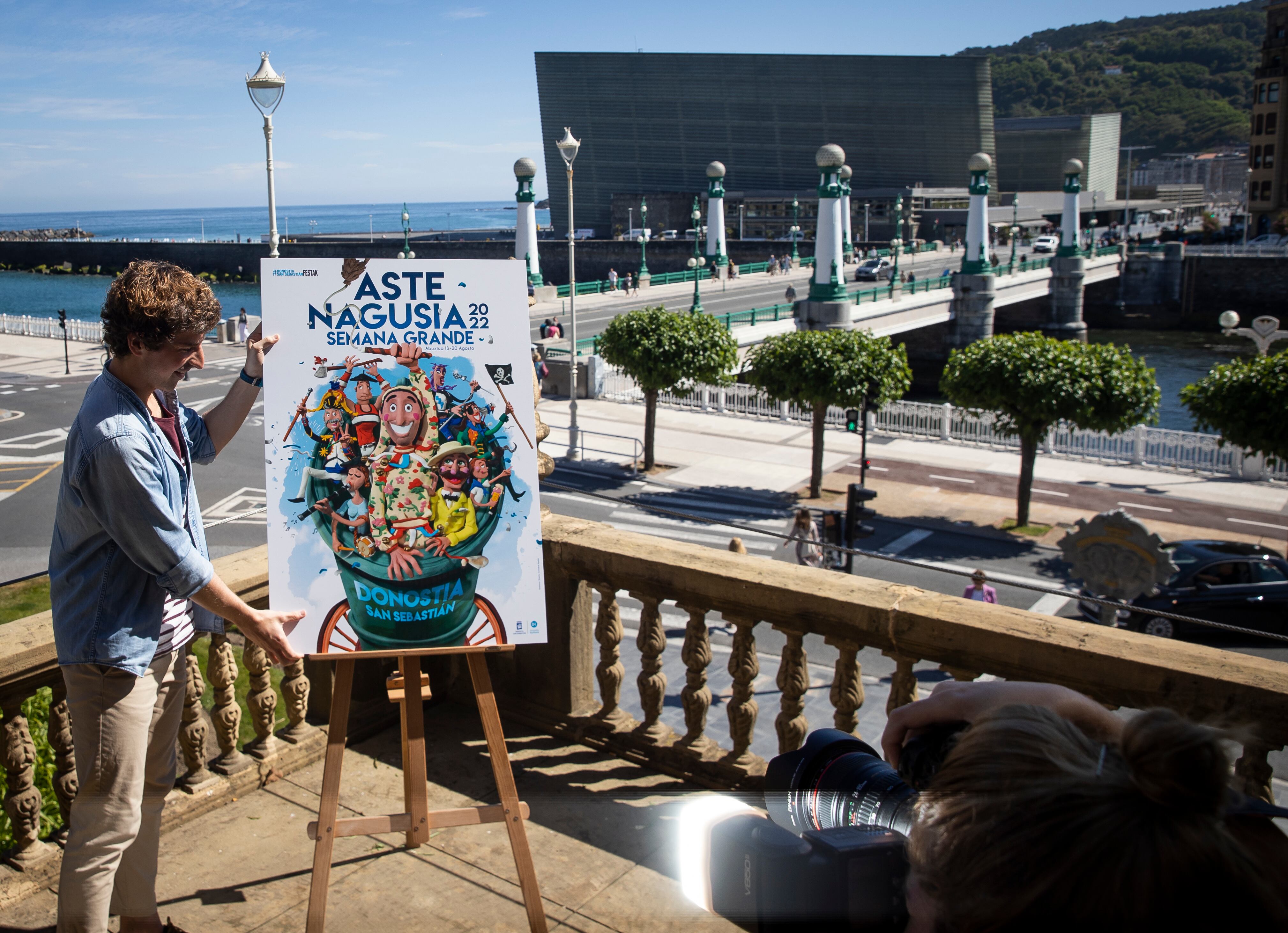 El concejal donostiarra de Actividades Festivas, Jon Insausti, ha presentado este viernes el cartel de las fiestas de Semana Grande de San Sebastián de 2022 y los conciertos programados en Sagüés. EFE/ Javier Etxezarreta