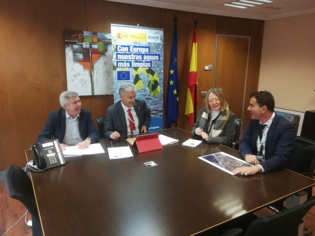 El alcalde de Tías, José Juan Cruz, y el primer teniente de alcalde, Mame Fernández, en la reunión con ACUAES.