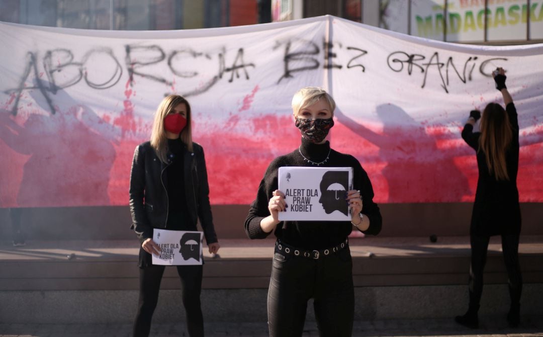 Mujeres protestan contra las limitaciones del aborto en Polonia