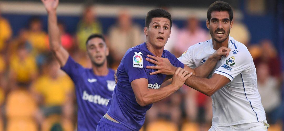 En la primera parte del partido de este miércoles contra la A.D. Alcorcón, la ocasión más clara llegó por parte del Leganés con un mano a mano de Guido Carrillo (i), que volvía a enfundarse la camiseta del ‘Lega’, que sacó Samu Casado, uno de los últimos refuerzos alfareros.