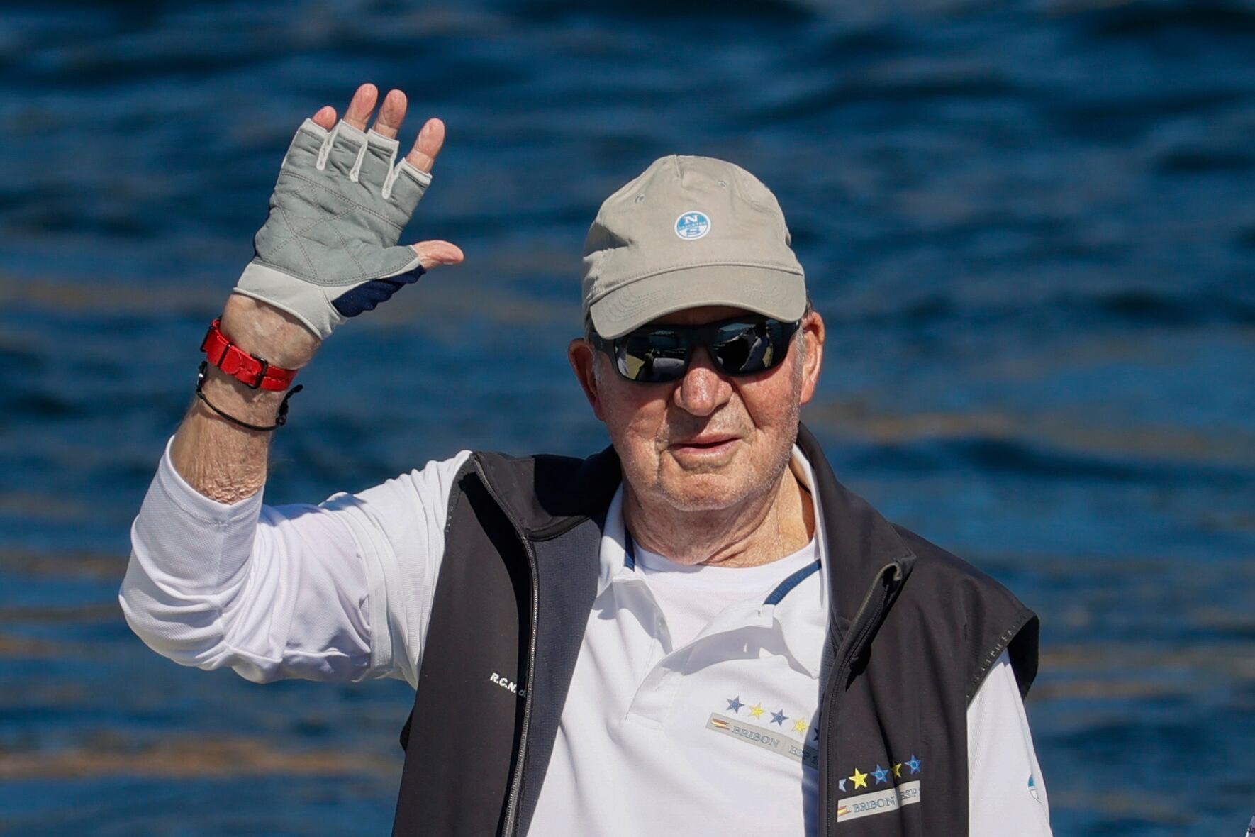 El rey emérito Juan Carlos abordo del Bribón este viernes en el Club Náutico de Sanxenxo, donde comienza la VIII Regata Rey Juan Carlos I.