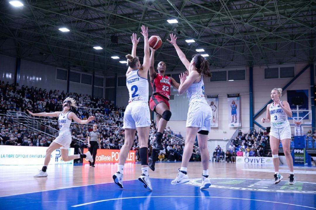 Burke entrant a cistella.