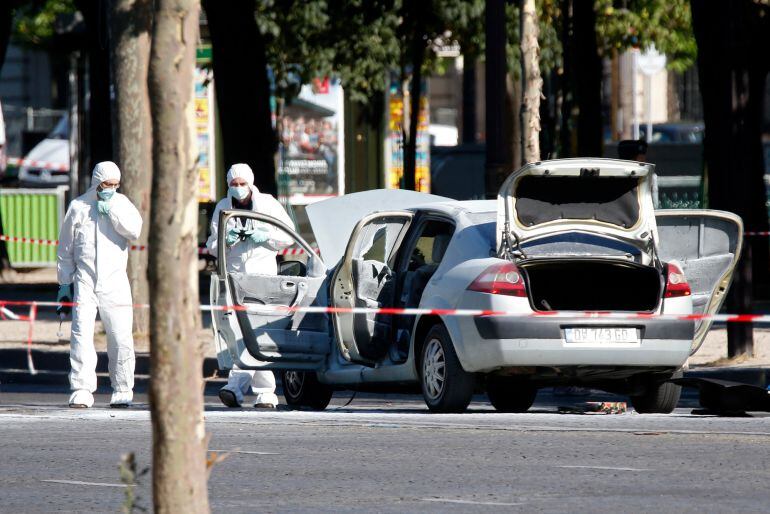 La Policía científica inspecciona el vehículo que embistió un furgón de la Gendarmería francesa. 