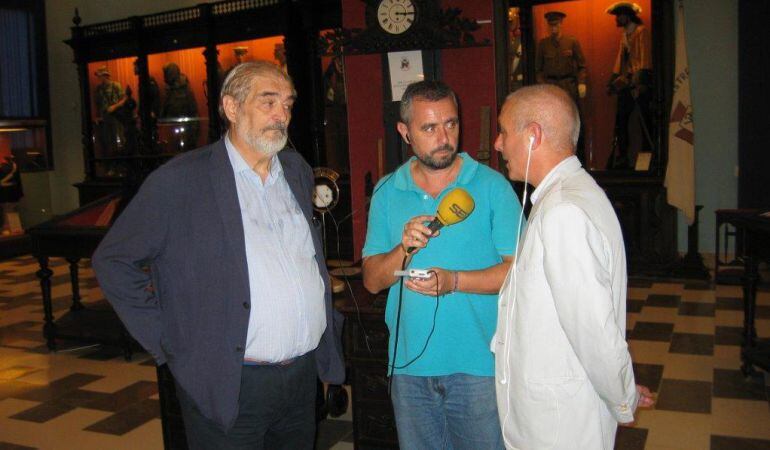 De izquierda a derecha, Ildefonso Gómez Cobián, presidente de la Asociación Civil de Amigos del Museo Histórico Militar de Sevilla; Paco García y el coronel Alberto González Revuelta, director del Museo Militar hispalense