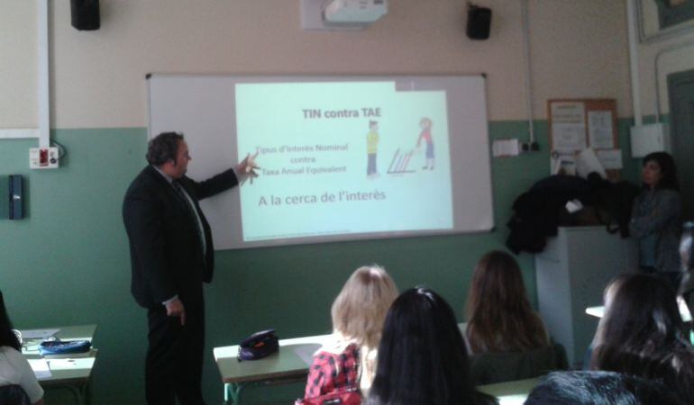 Alumnes de l'Institut Menéndez Pelayo de Barcelona durant una de les classes d'Economia