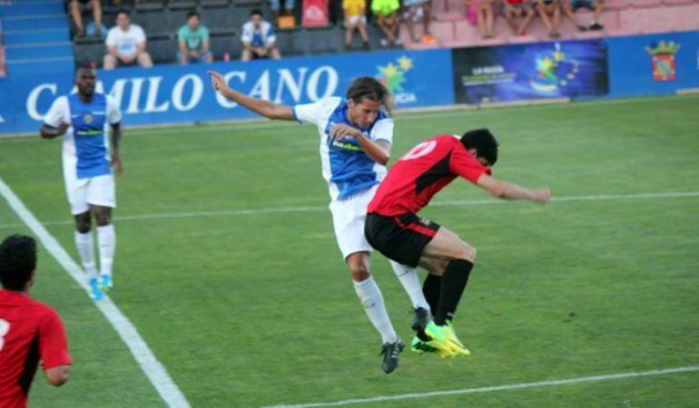 Checa pelea un balón en un amistoso anterior