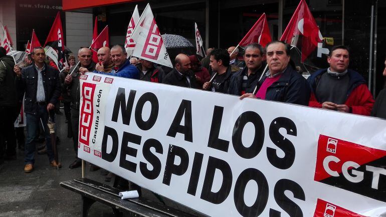 Concentración de trabajadores en huelga