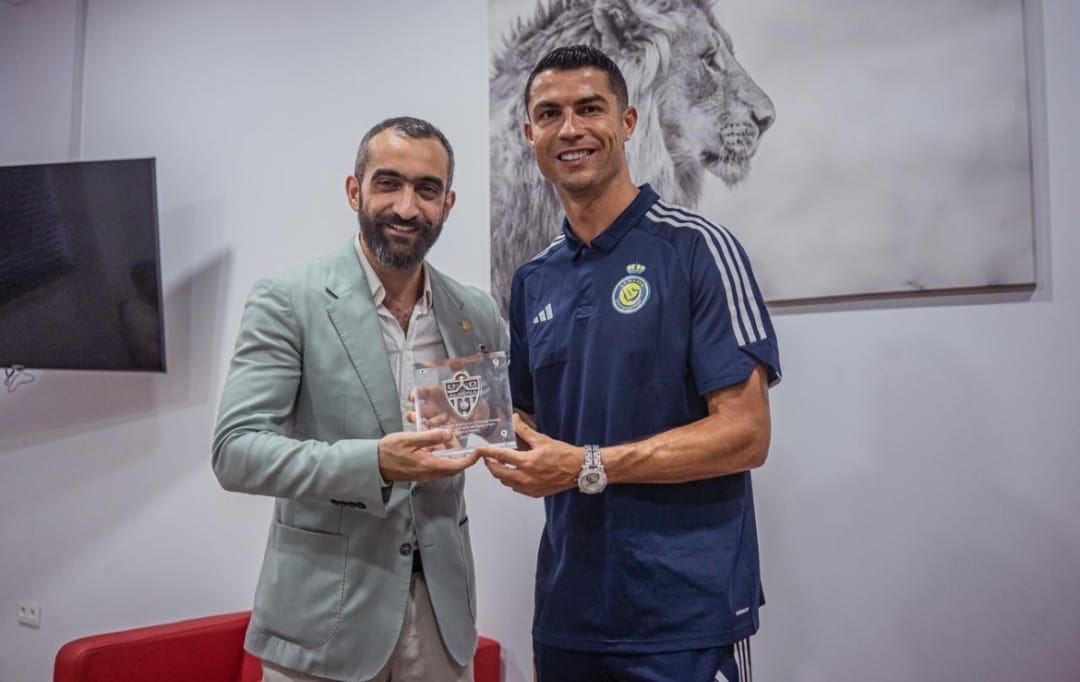 Mohamed El Assy entrega un recuerdo del Almería a Cristiano Ronaldo.