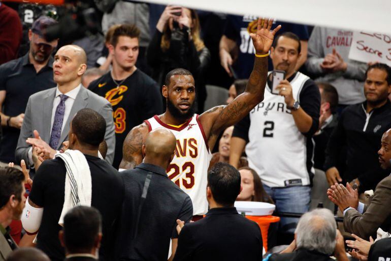 LeBron agradece los aplausos después de conseguir llegar a la cifra de los 30.000 puntos