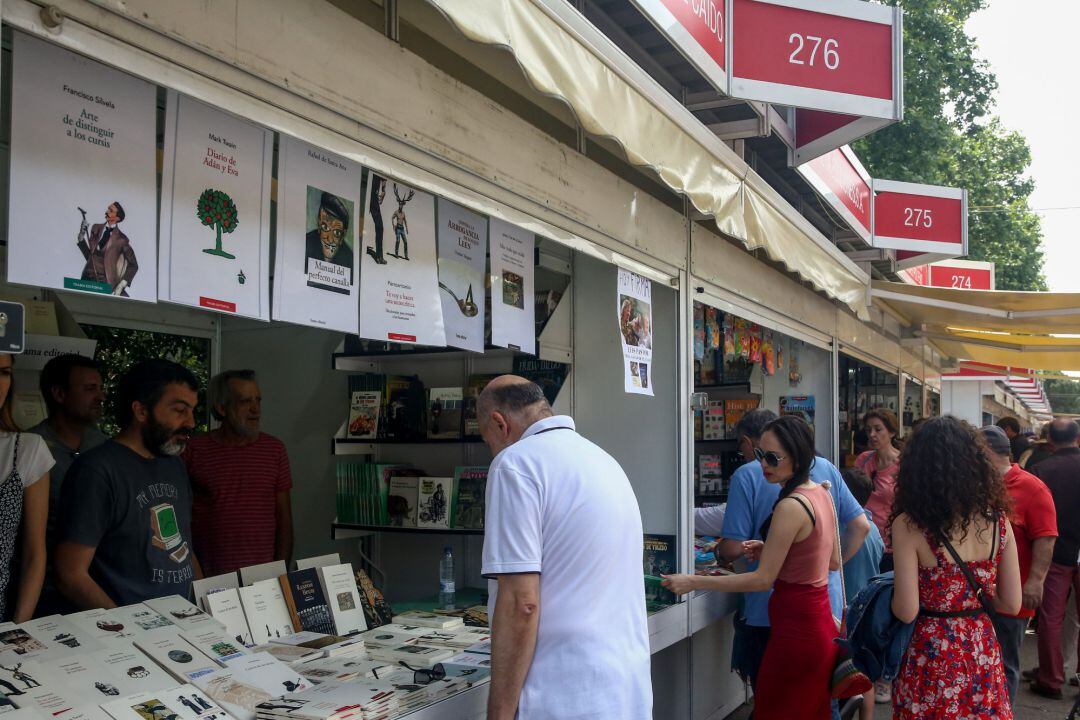 Visitantes en las casetas de la Feria del Libro de Madrid