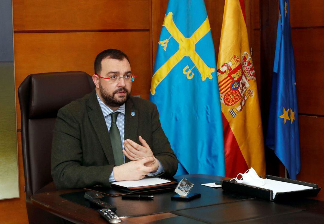 El presidente del Principado, Adrián Barbón, durante una reunión. 