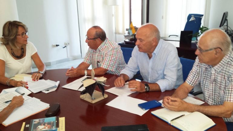 La concejal de Cultura, Pilar Pintor junto a representantes de AEPA