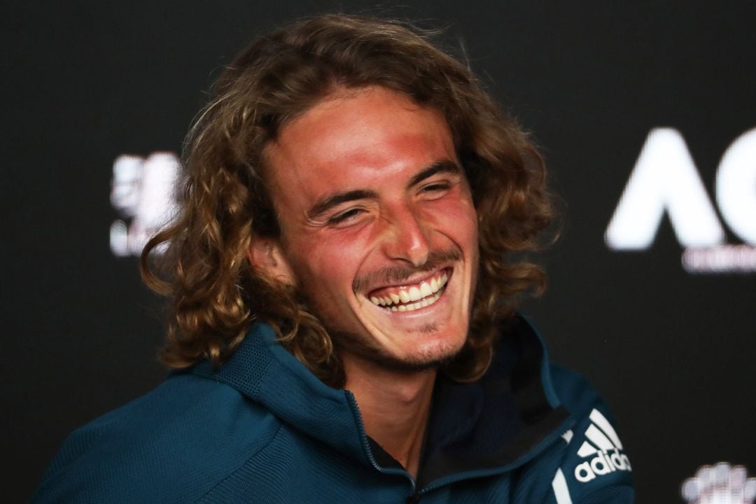 Stefanos Tsitsipas sonríe en rueda de prensa.