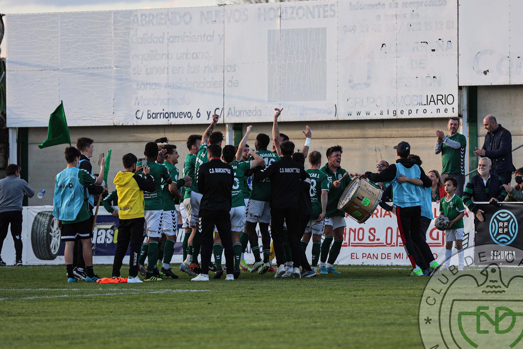 Josemi y sus compañeros celebran a ritmo de bombo la victoria contra el Atl. Pulpileño